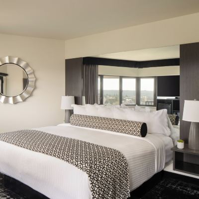 Deluxe King Room With Balcony Centennial Hotel Spokane Promo Code