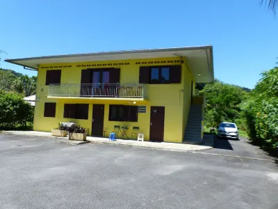 Au Petit Canal Fleuri Hotels in 