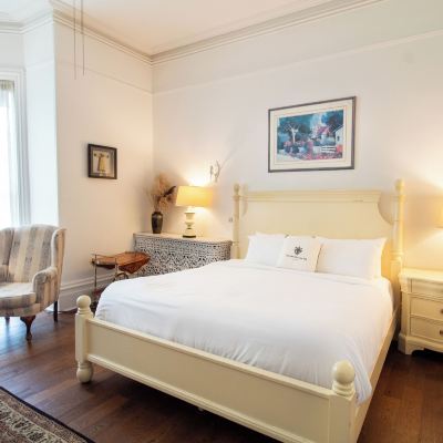 Premium King Suite-1 King Hochelaga Inn Promo Code