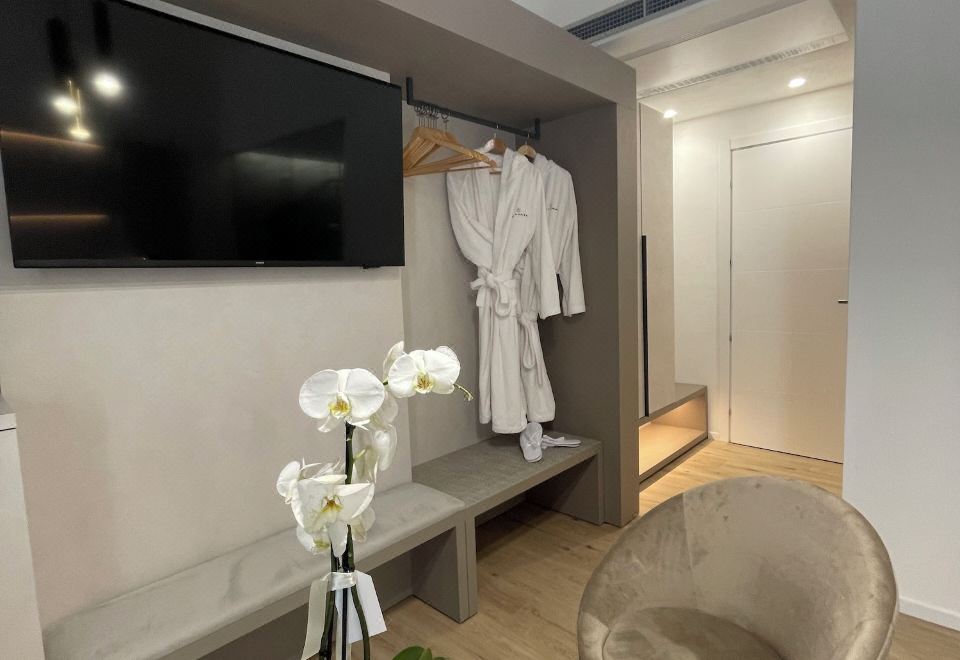 奢华客房，1张特大床，私人泳池