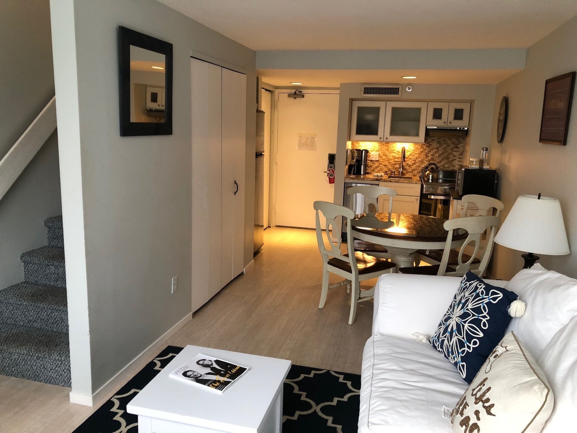 一卧室阁楼套房带楼梯