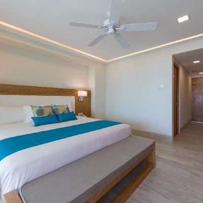 Deluxe Room with Ocean View 1 King bed