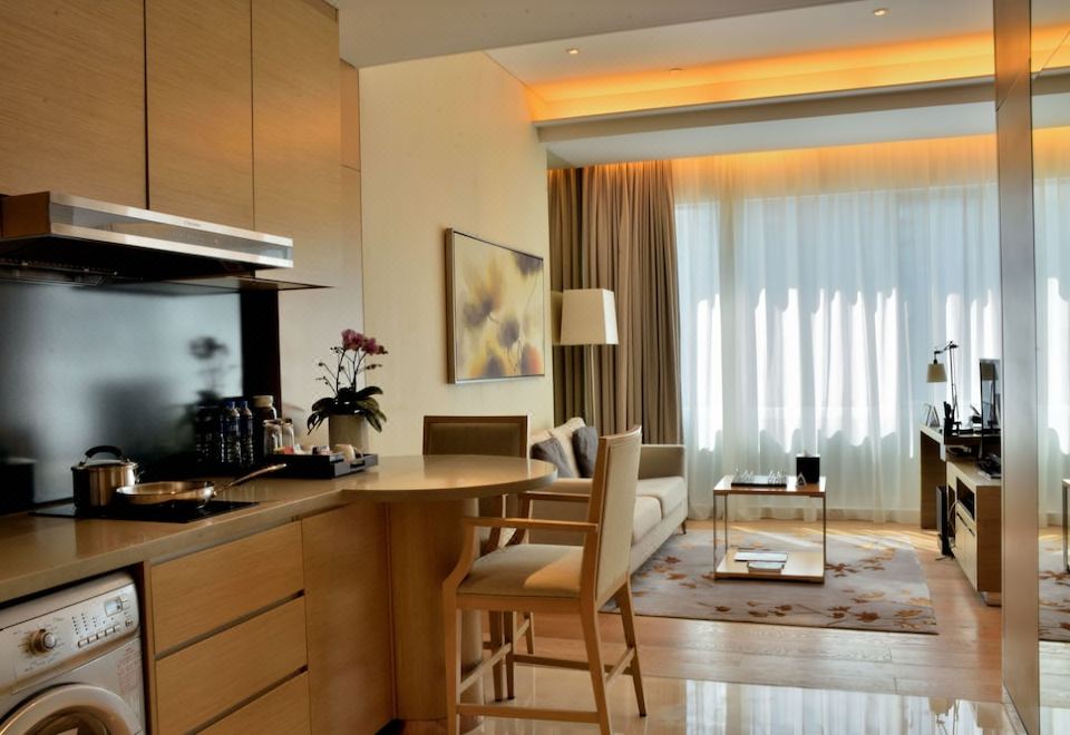 Studio Executive King