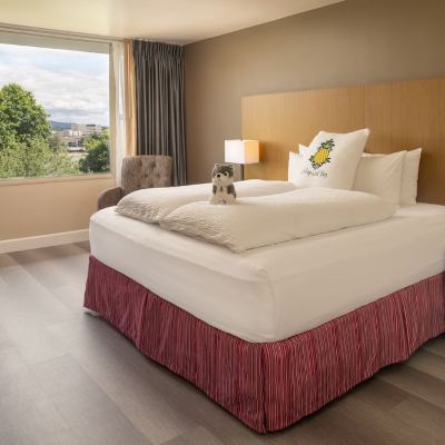 Water Front Queen Room Staypineapple, Hotel Rose, Downtown Portland Promo Code