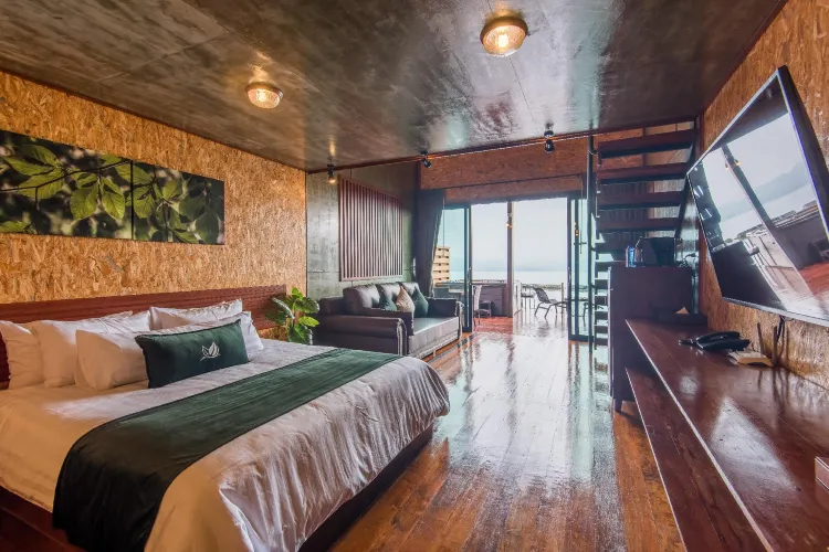 ห้องดีลักซ์พร้อมลานและจากุชชี