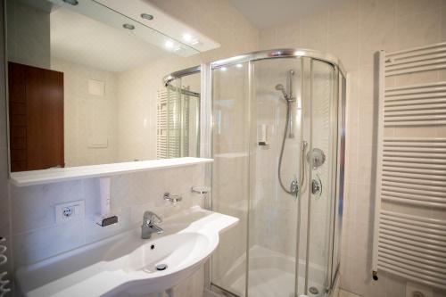 带山景的双人间