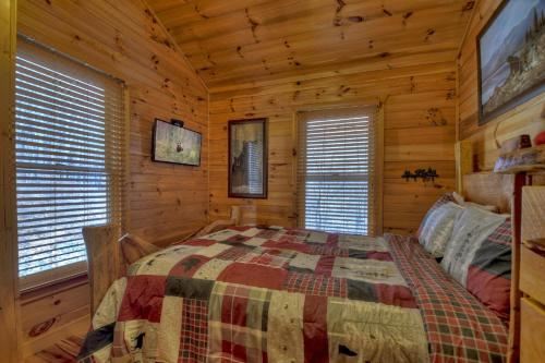 Cardinals Crossing Mountain View Hot Tub Pet-Friendly Firepit Two-Bedroom Villa