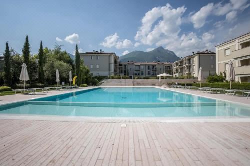 带一张大床的一卧室阁楼公寓