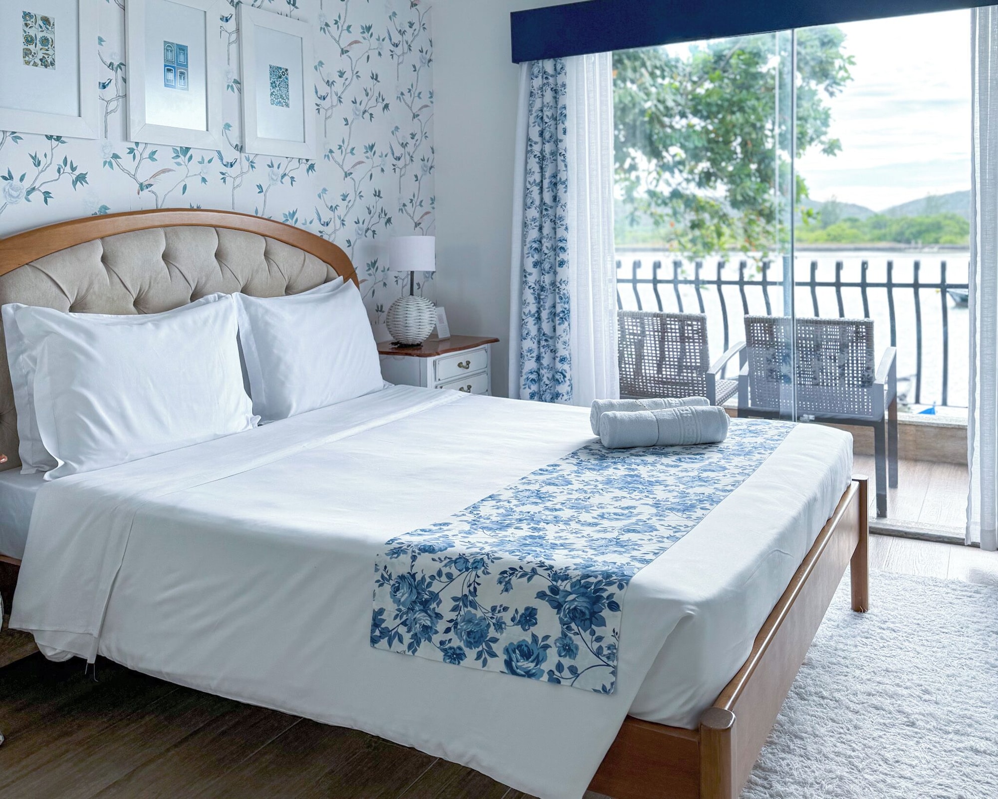 行政套房， 1 张大床， 湖景