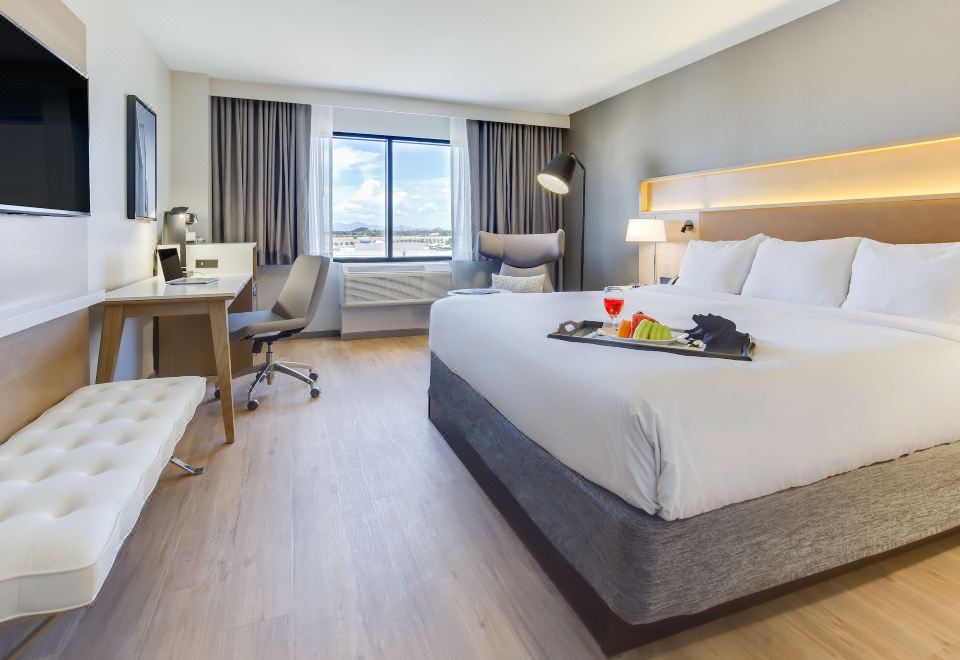 Radisson Hotel Phoenix AirportAccessible King Room