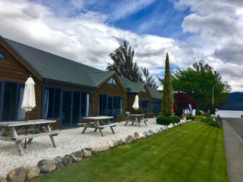 Lakefront Lodge