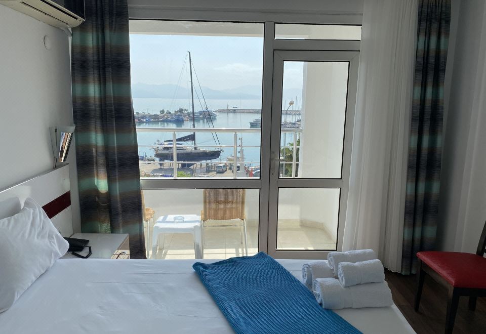 标准房， 1 张双人床或 2 张单人床， 阳台， 海景