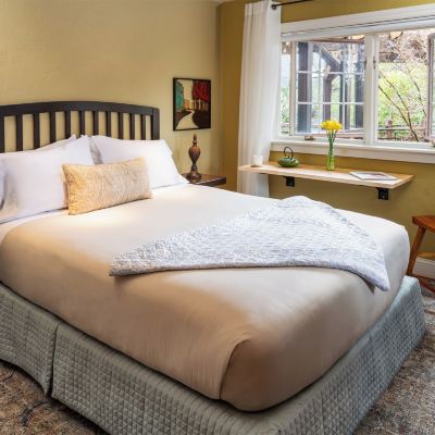 the Live Oak, 1 Queen Bed, Ada Accessible, Private Bathroom Eden Vale Inn Promo Code