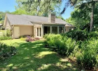 Charming 3-bedroom house in South Mount Pleasant minutes away from the beach!