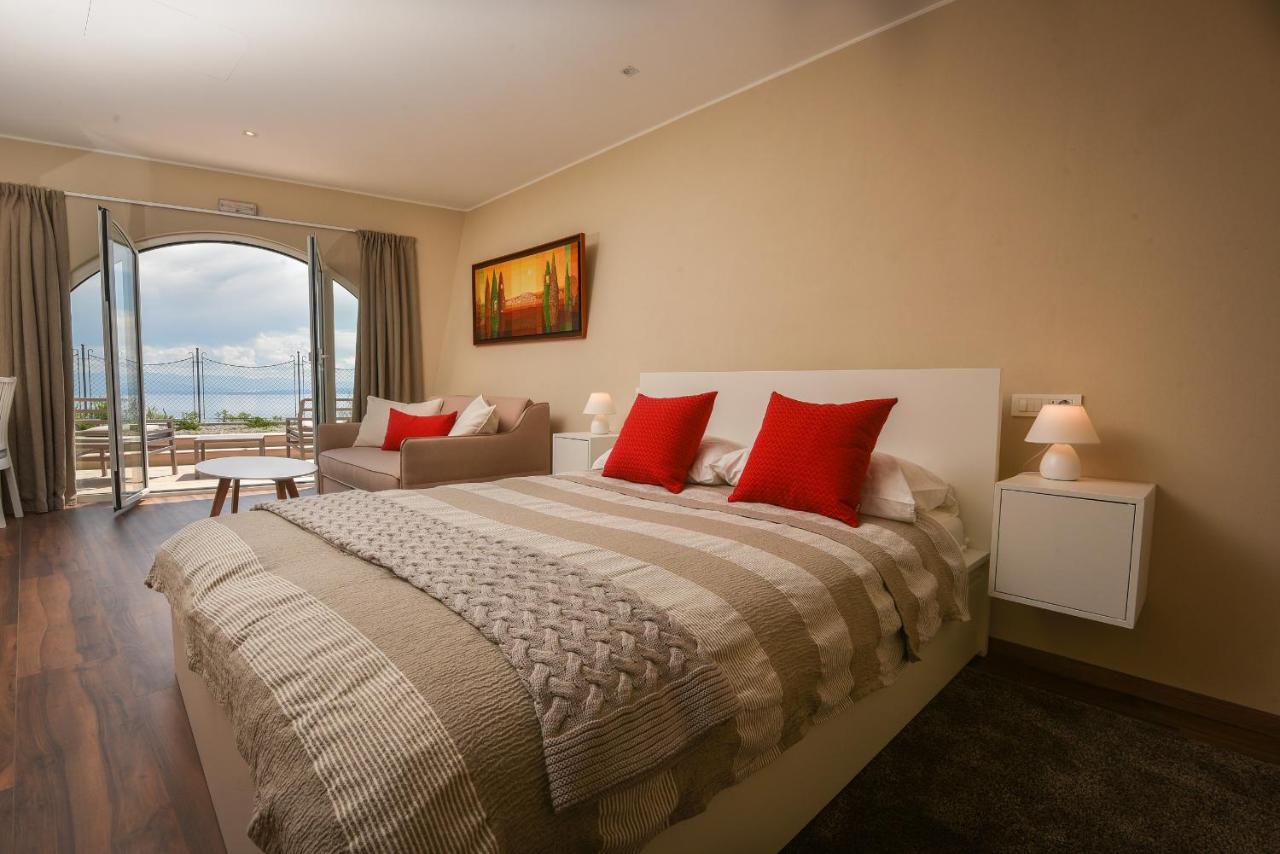 带露台的小型套房