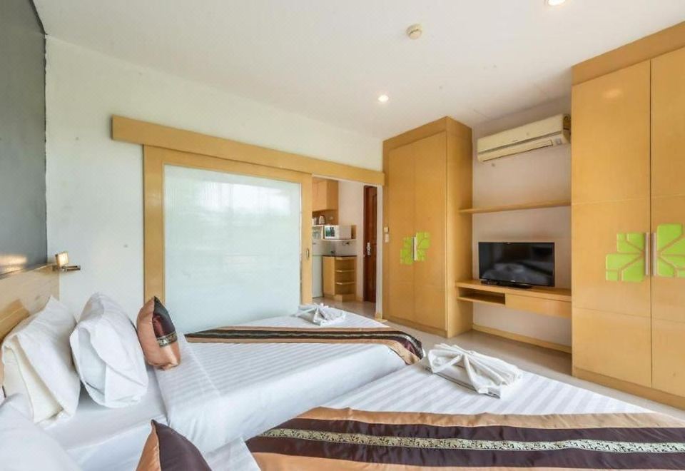 泳池景特大床套房