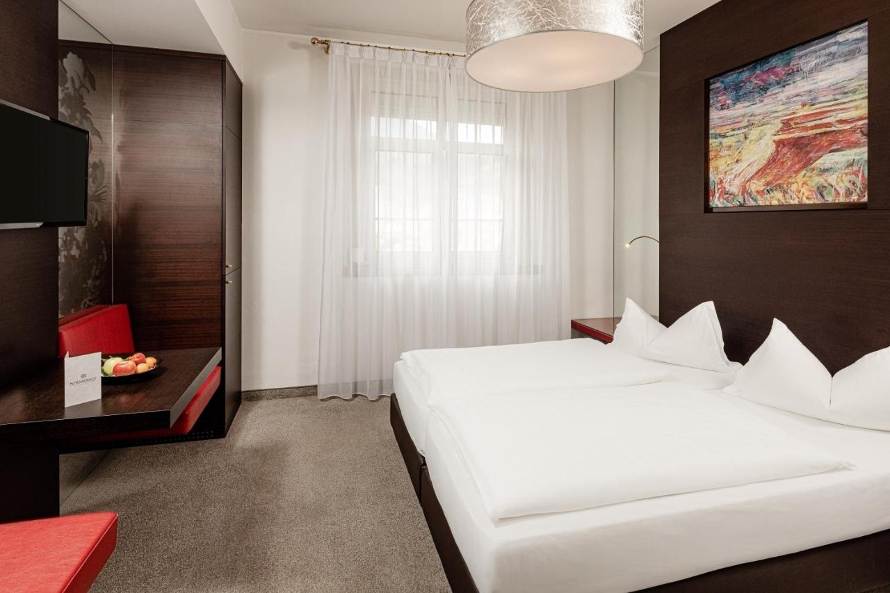 带山景的双人间