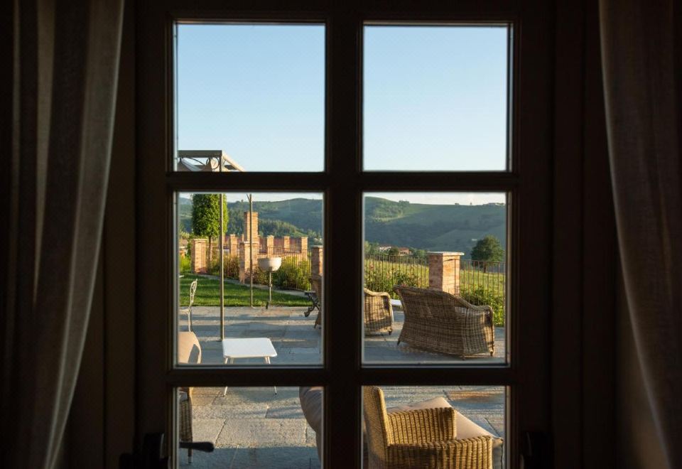 带阳台的小型套房