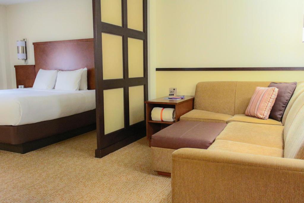 高楼层特大床房附梳化床