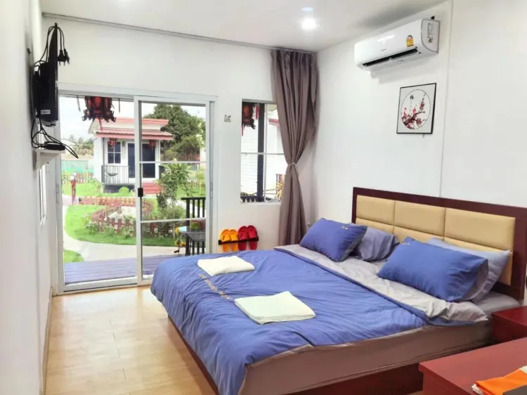 ห้องเตียงใหญ่ พร้อมห้องน้ำส่วนตัว