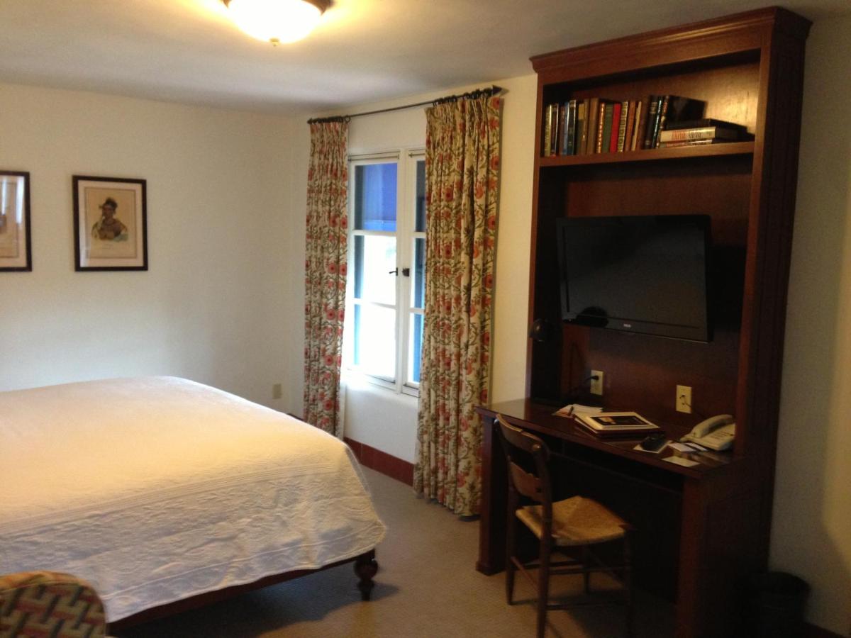 标准特大号床间