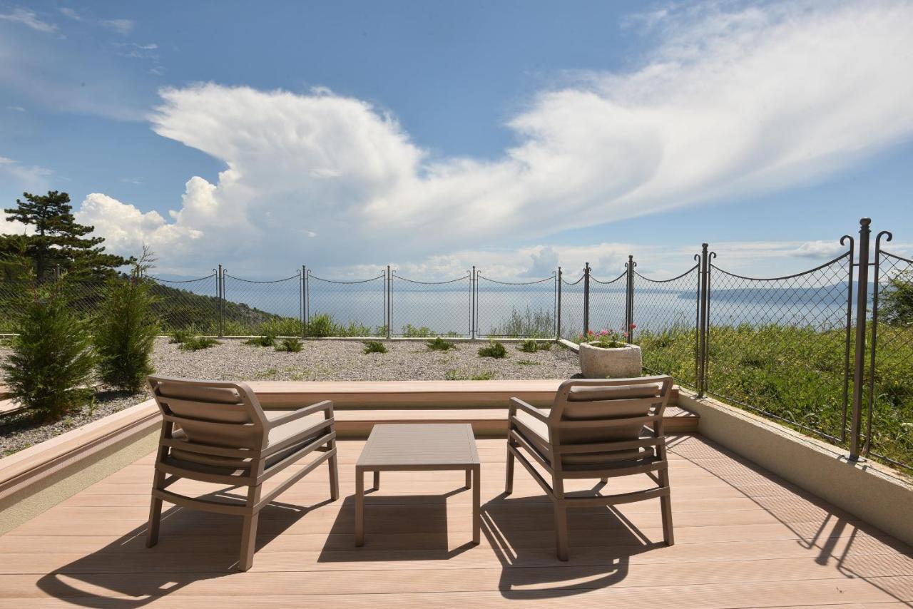 带露台的小型套房