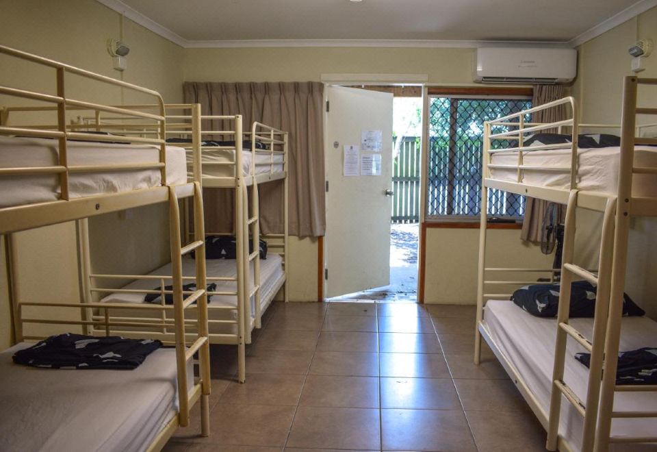 带私人浴室的7床宿舍房