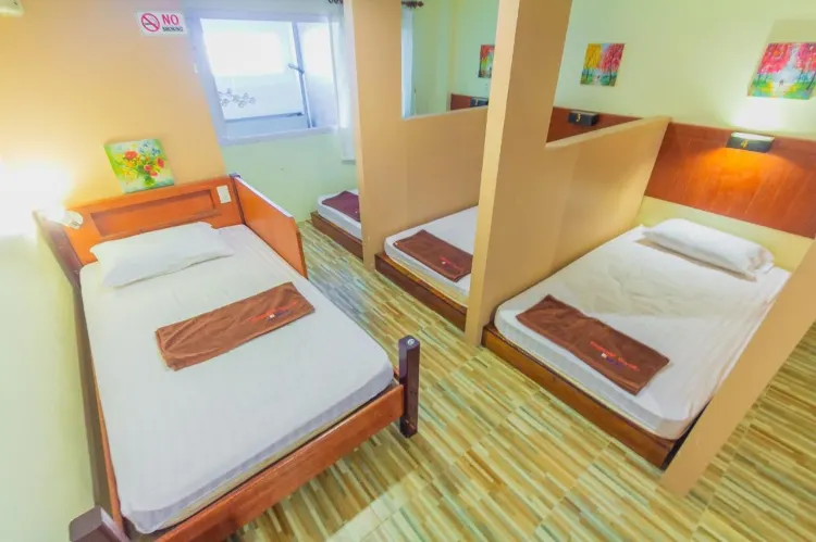 ห้องพักรวมชายหญิงแบบ 6 เตียง
