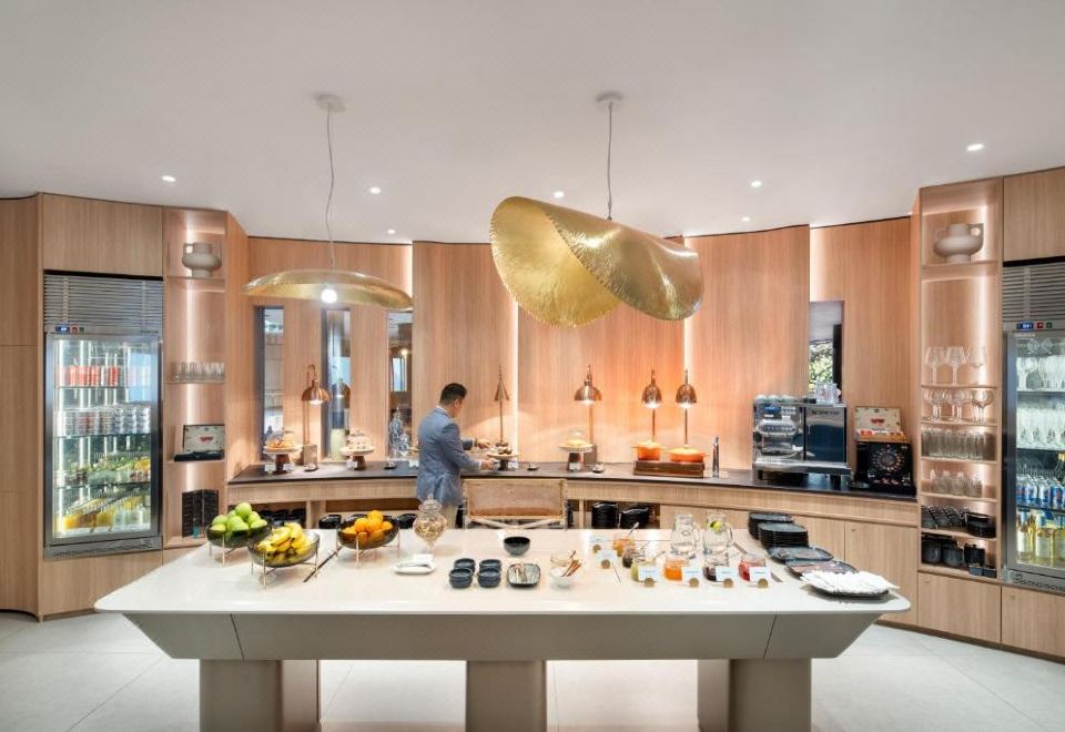 1 张特大床小型套房，可使用泳池