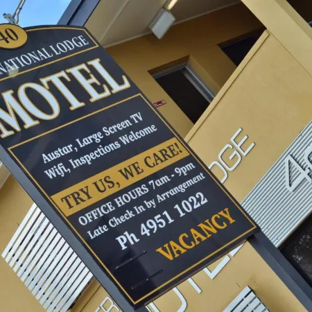 International Lodge Motel Отели в г. Маккай