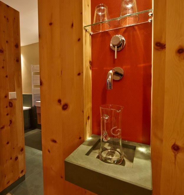 带湖景的双人间
