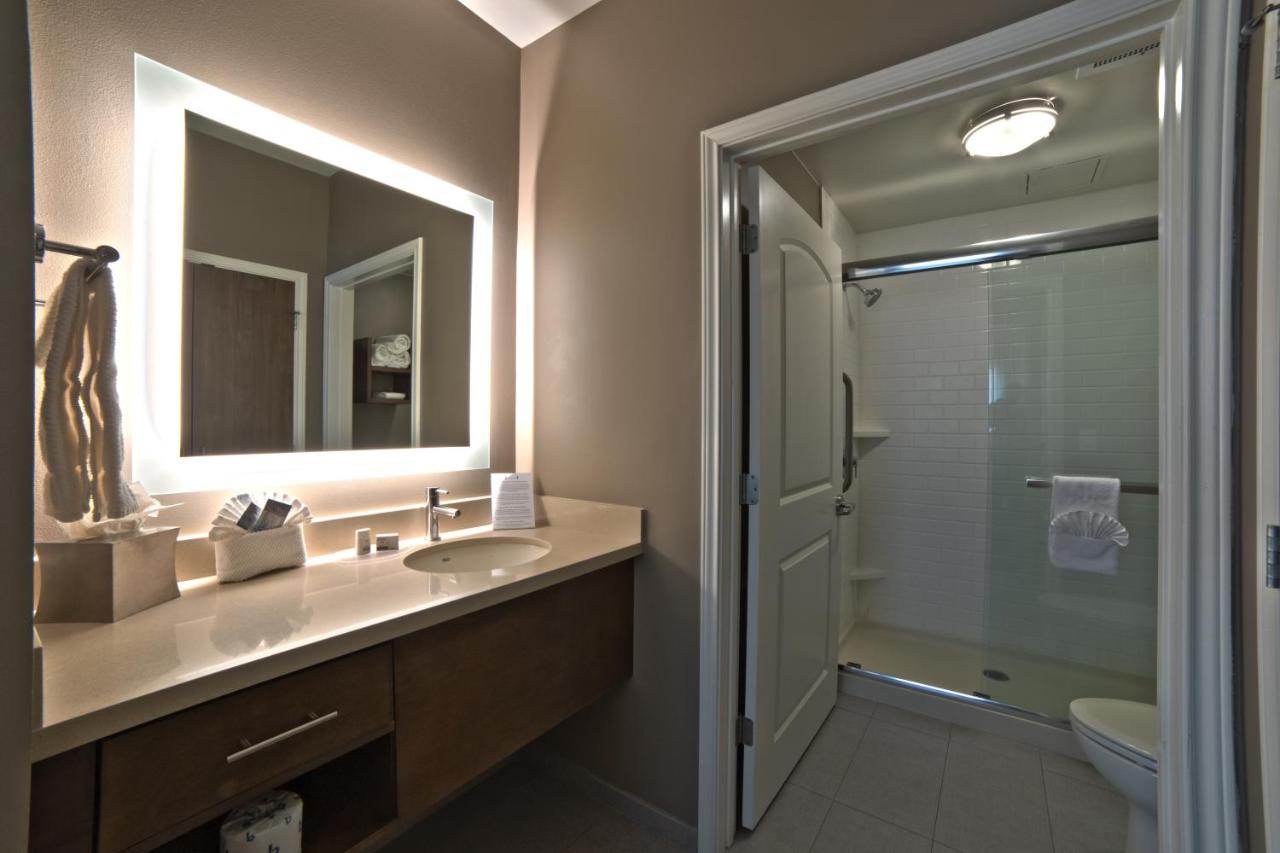 1 Bedroom 1 King Comm Accessible Roll in Shower