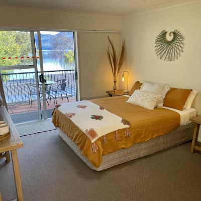 Double Room with Lake View Te Anau Lakefront Backpackers Promo Code