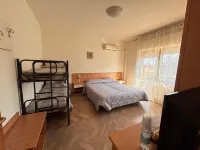 Hotel Crocenzi Hotele w: 