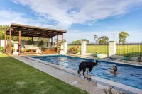 Charm Lodge Hotel a 