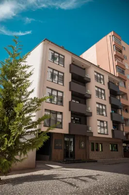 Lux Apartments Hotel di 