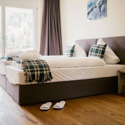 Three-Bedroom Apartment Peaks Place Promo Code