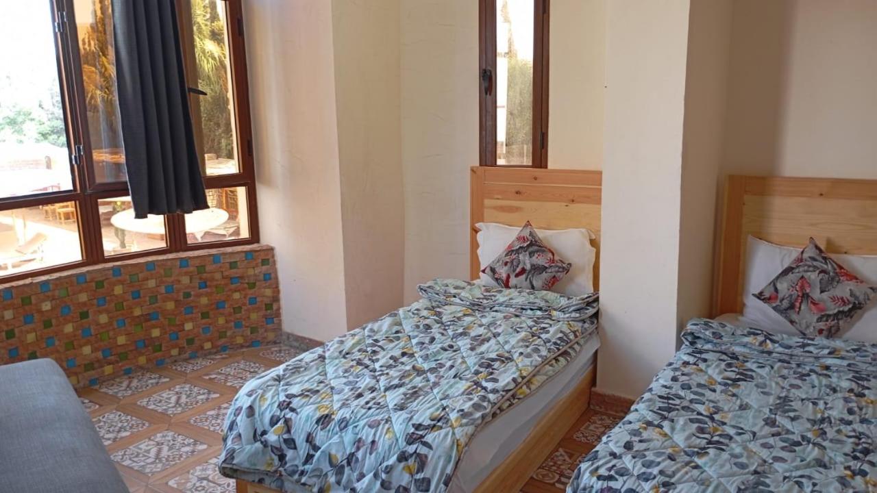 享有游泳池景致的一室公寓