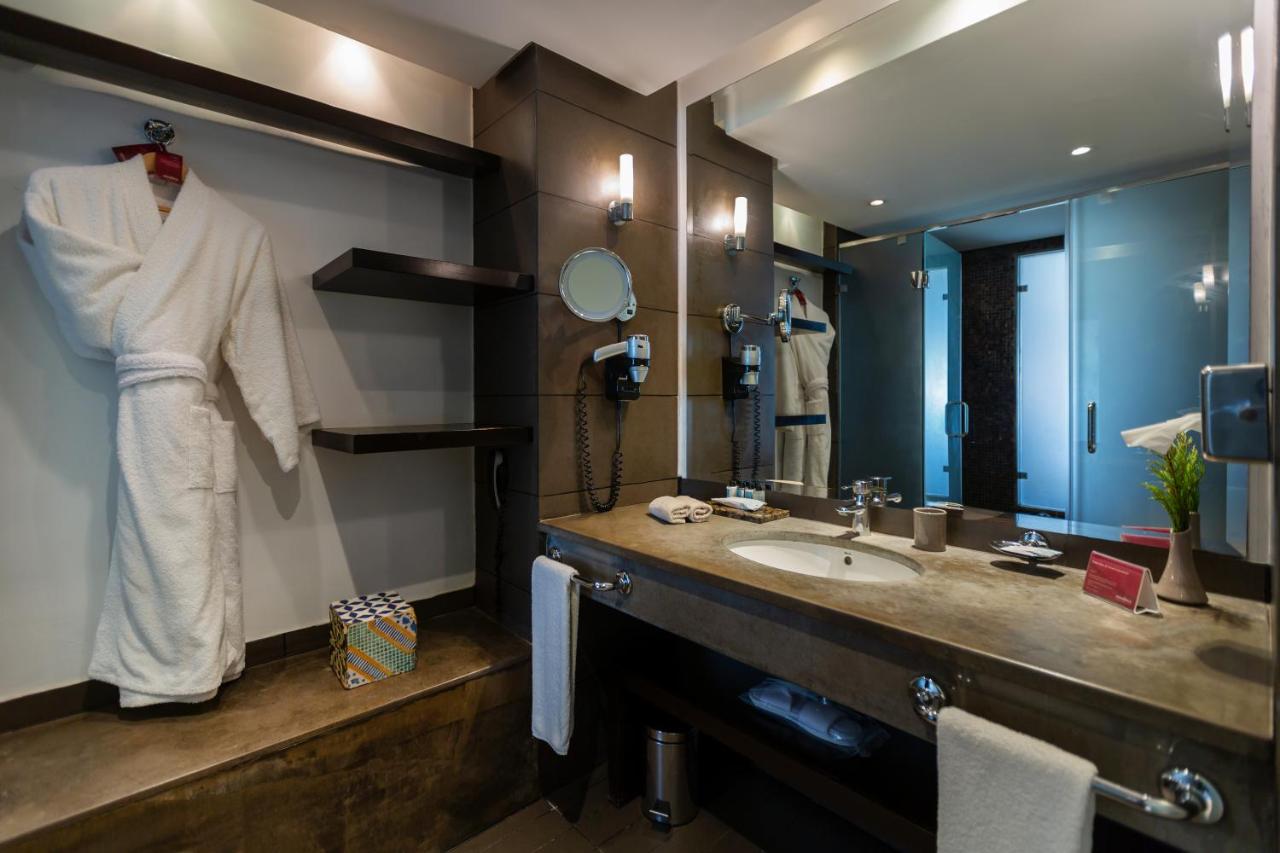 海景及泳池景豪华特大床间