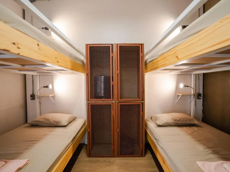 ห้องพักรวมหญิงแบบ 4 เตียง