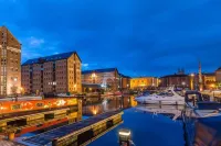 Elliot Oliver - Stylish Loft Style Two Bedroom Apartment with Parking