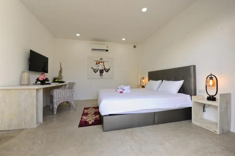 ห้องเตียงใหญ่ พร้อมวิวสวน