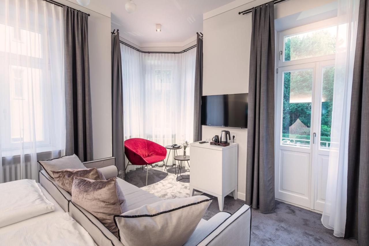 Villa Rein Boutiquehotel高级双人房， 1 张特大床， 阳台， 山景