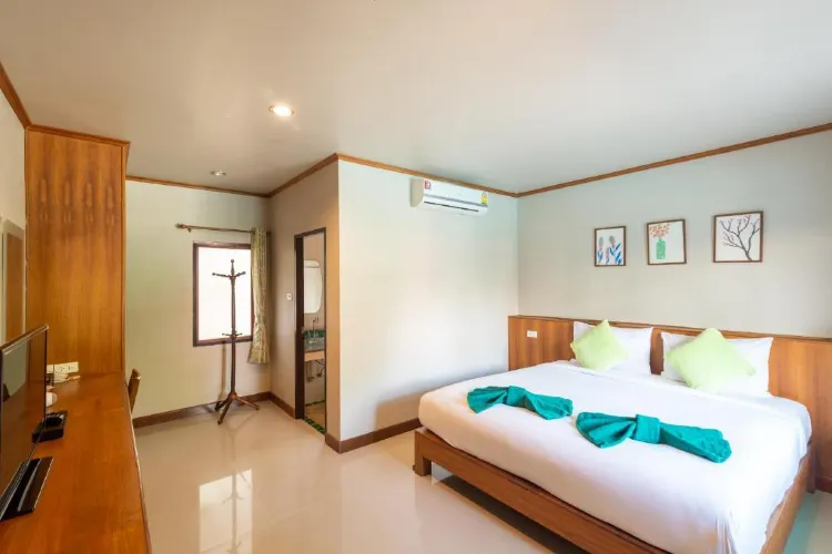 ห้องดีลักซ์ เตียงใหญ่ พร้อมวิวสระว่ายน้ำ
