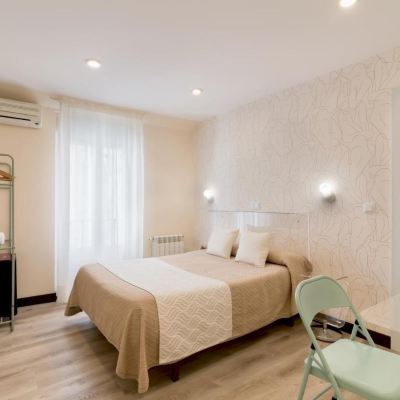 Interior Double Room Hostal Art Madrid Promo Code