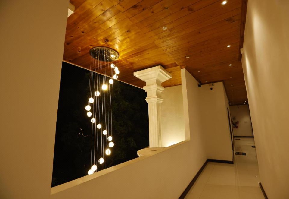 J Hotel - Housity