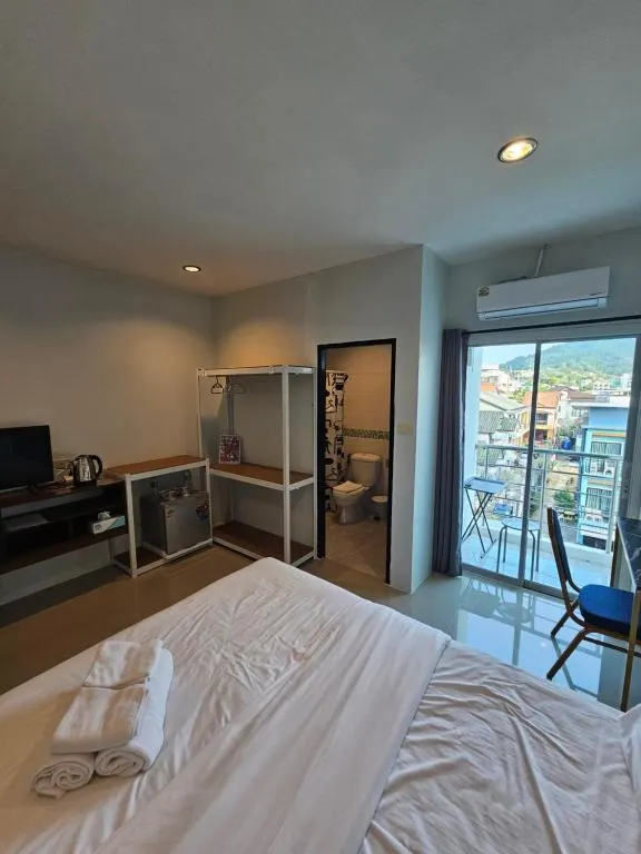 ห้องเตียงใหญ่ พร้อมระเบียง