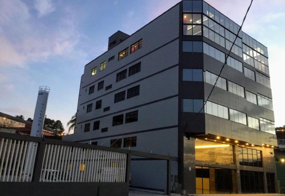Village Plaza Hotel - Housity