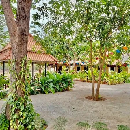 Erawan Guesthouse Отели в г. Паксе