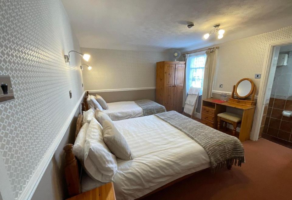 家庭间（2名成人 + 1名小童）